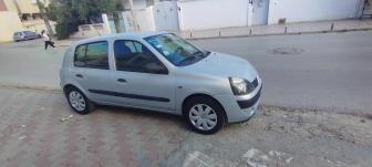 A vendre Clio 2 phase2 en bonne état.